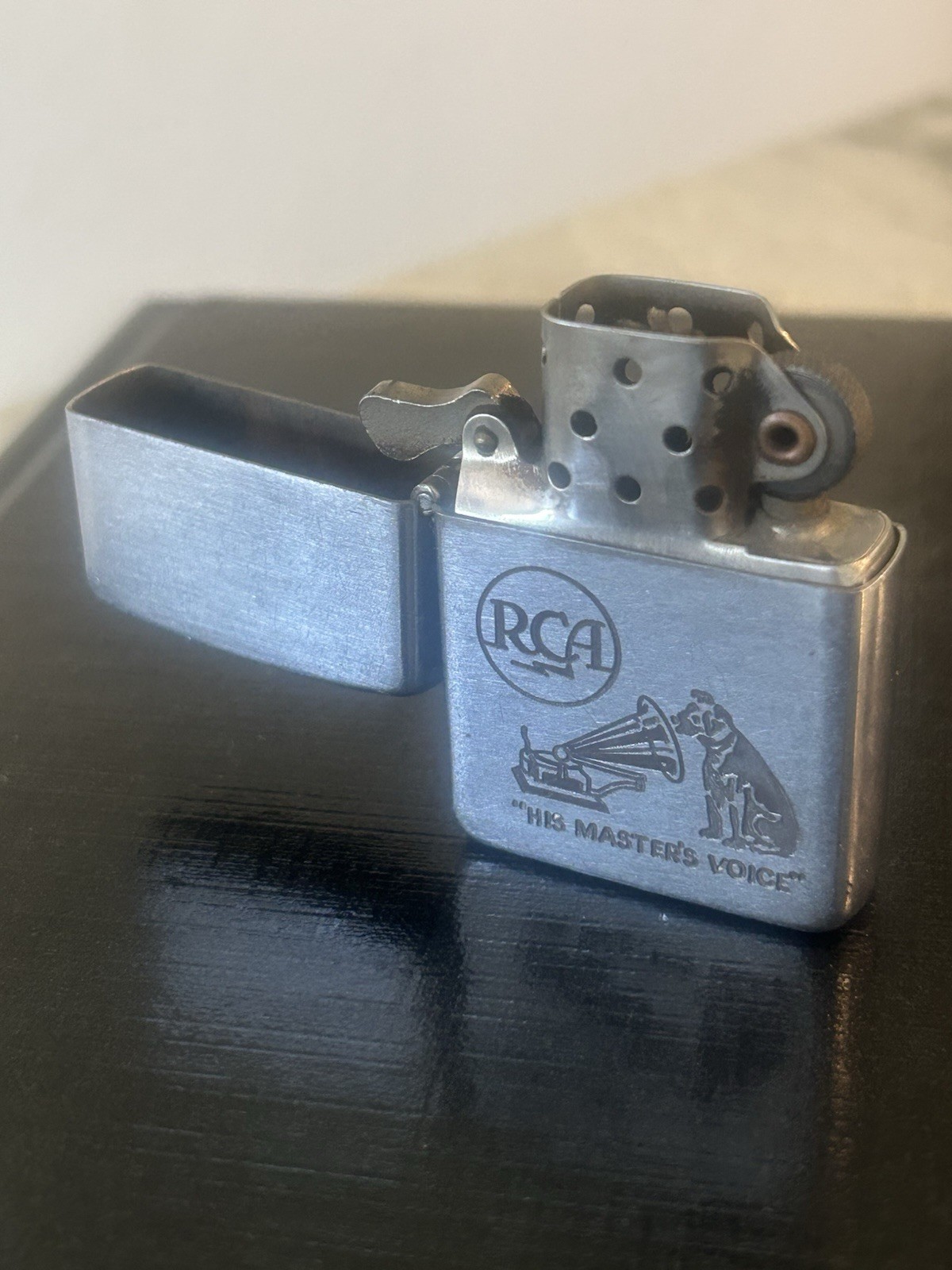 Rare 1954 Zippo RCA Victor „His Master’s Voice“ Nipper Dog Etched Lighter