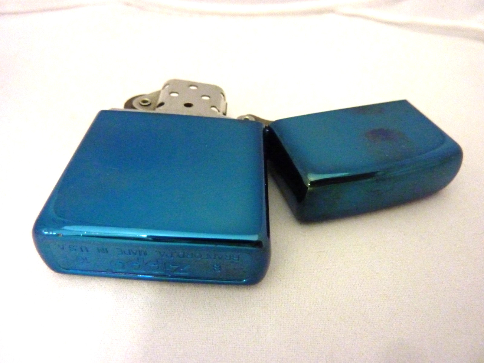 RARE ZIPPO BLUE METALLIC WINDPROOF FLIP TOP LIGHTER IN ORIGINAL BOX