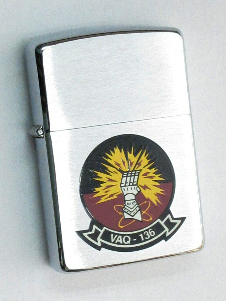 Vintage Zippo 1994 Electronic Attack Squadron VAQ-136 „Gauntlets“ Oil Lighter