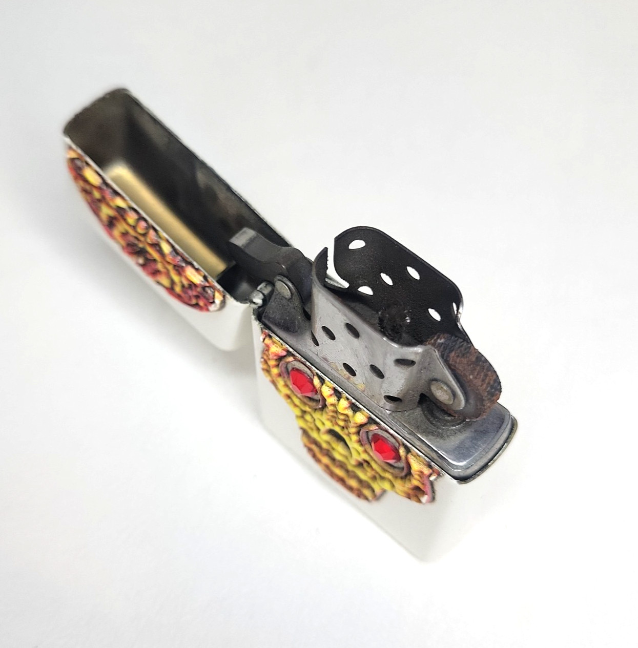 Zippo Windproof Lighter Tribal Red-Eyed Skull on White Painted Brass 2019