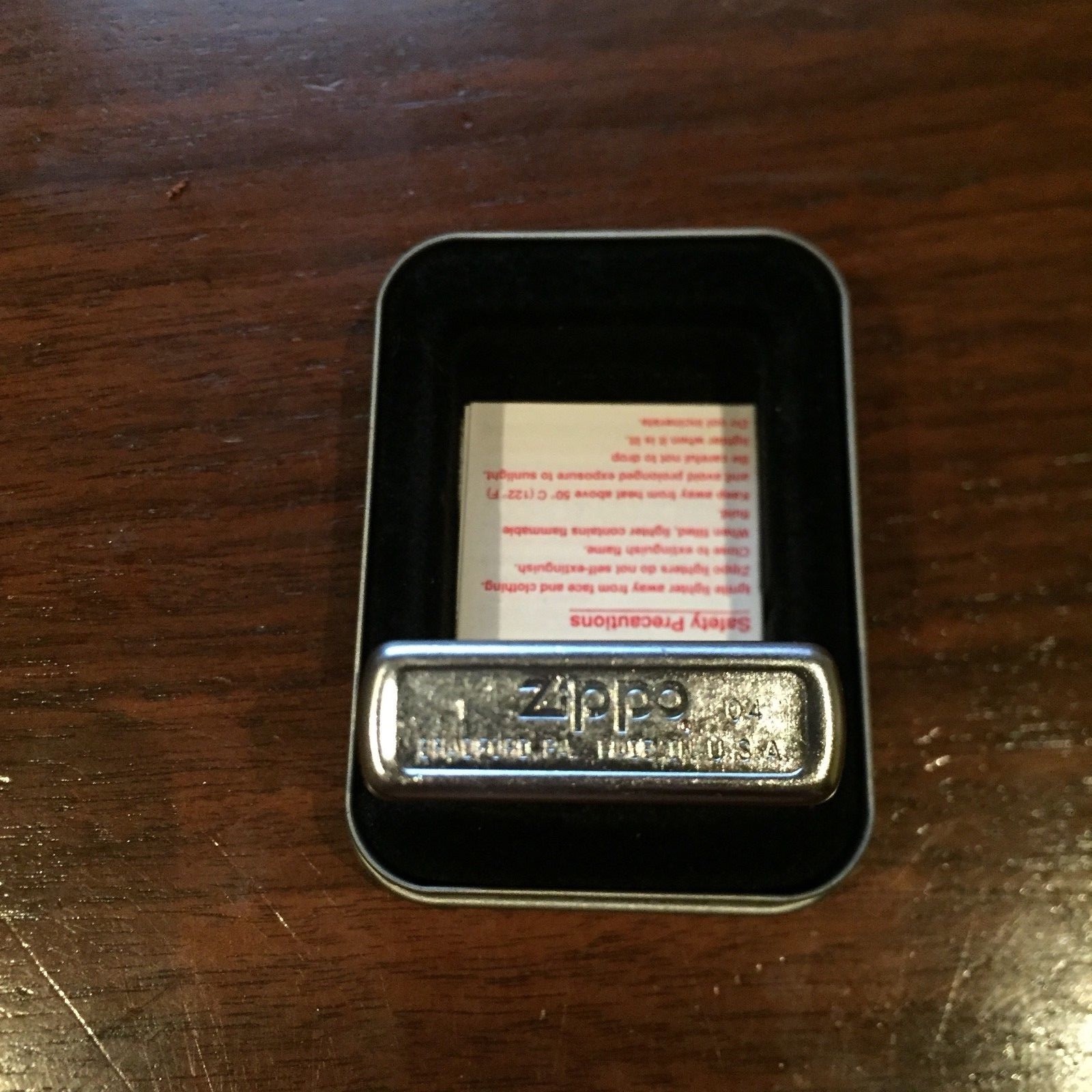 Zippo Lighter „Red Black and White Pattern 2004“ Design