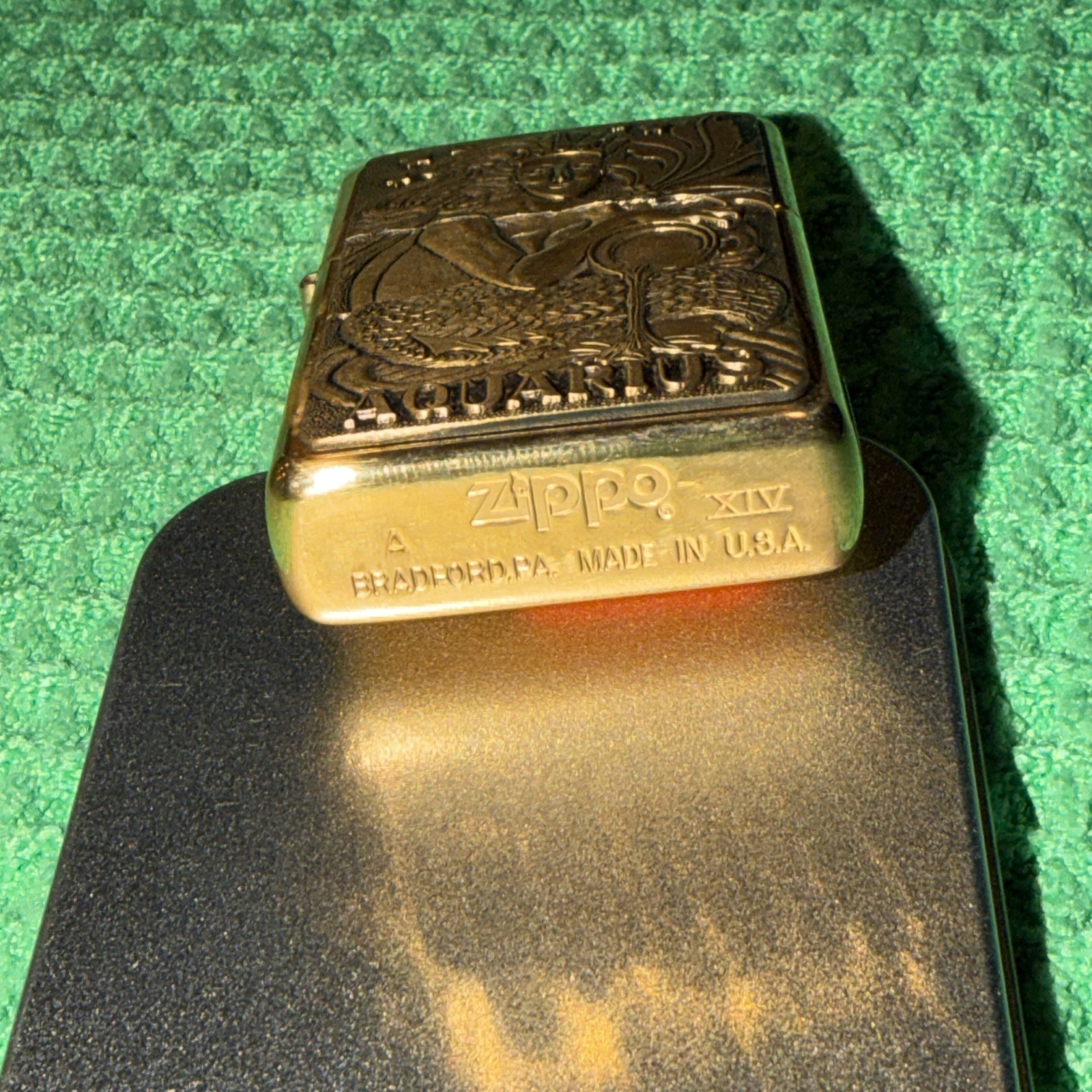 RARE 1997 LIMITED ZIPPO AQUARIUS ZODIAC BARRETT SMYTHE Brass & Unused