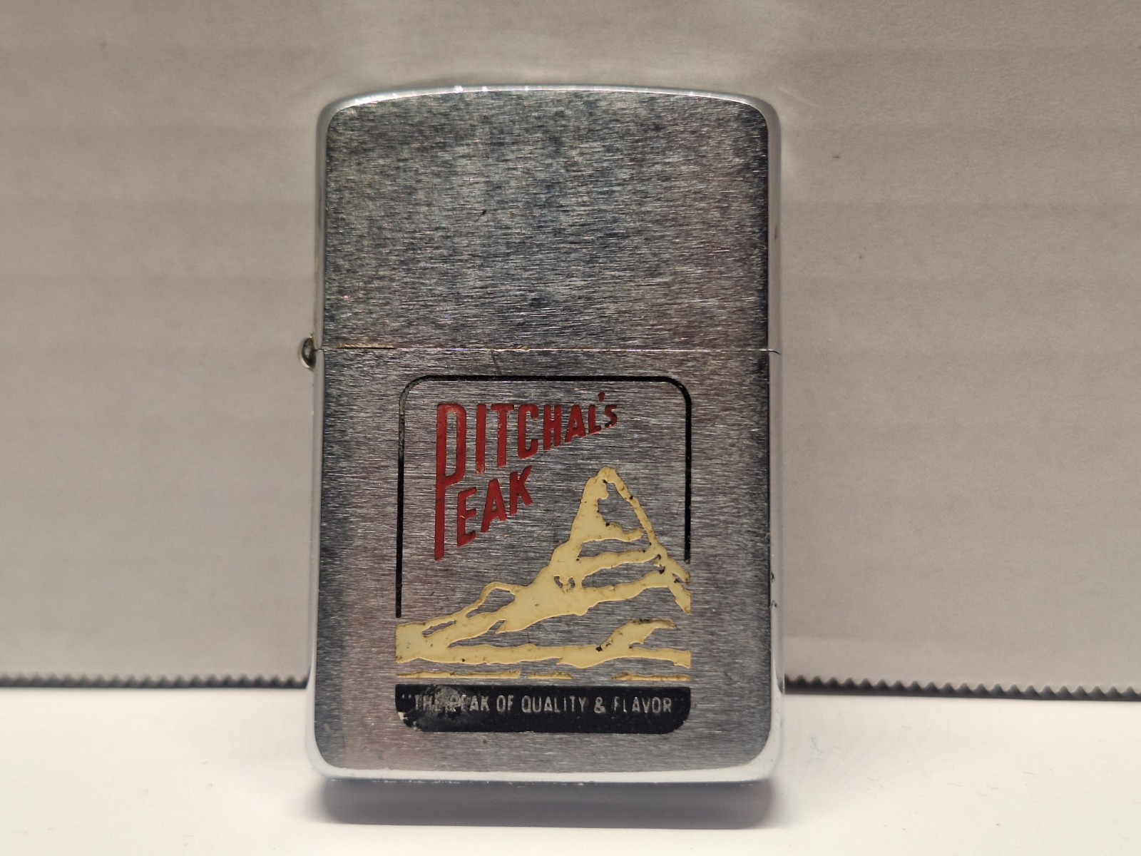 1960 ZIPPO PITCHAL’S PEAK „THE PEAK OF QUALITY AND FLAVOR“ GREAT RARE GRAPHIC