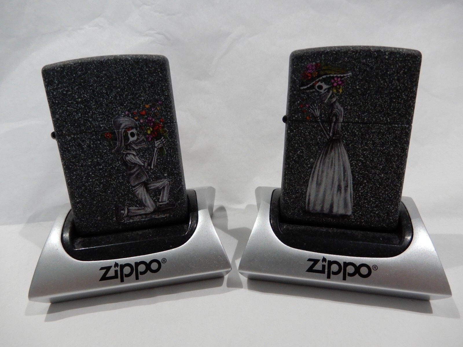 New 2 Zippo Lighters & Magnetic Display Stands Skeleton Couple Iron Stone 28987