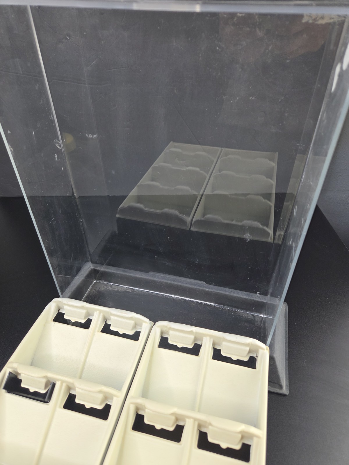 Vintage Zippo Countertop Dealer Acrylic 16 Lighter Display Case with keys