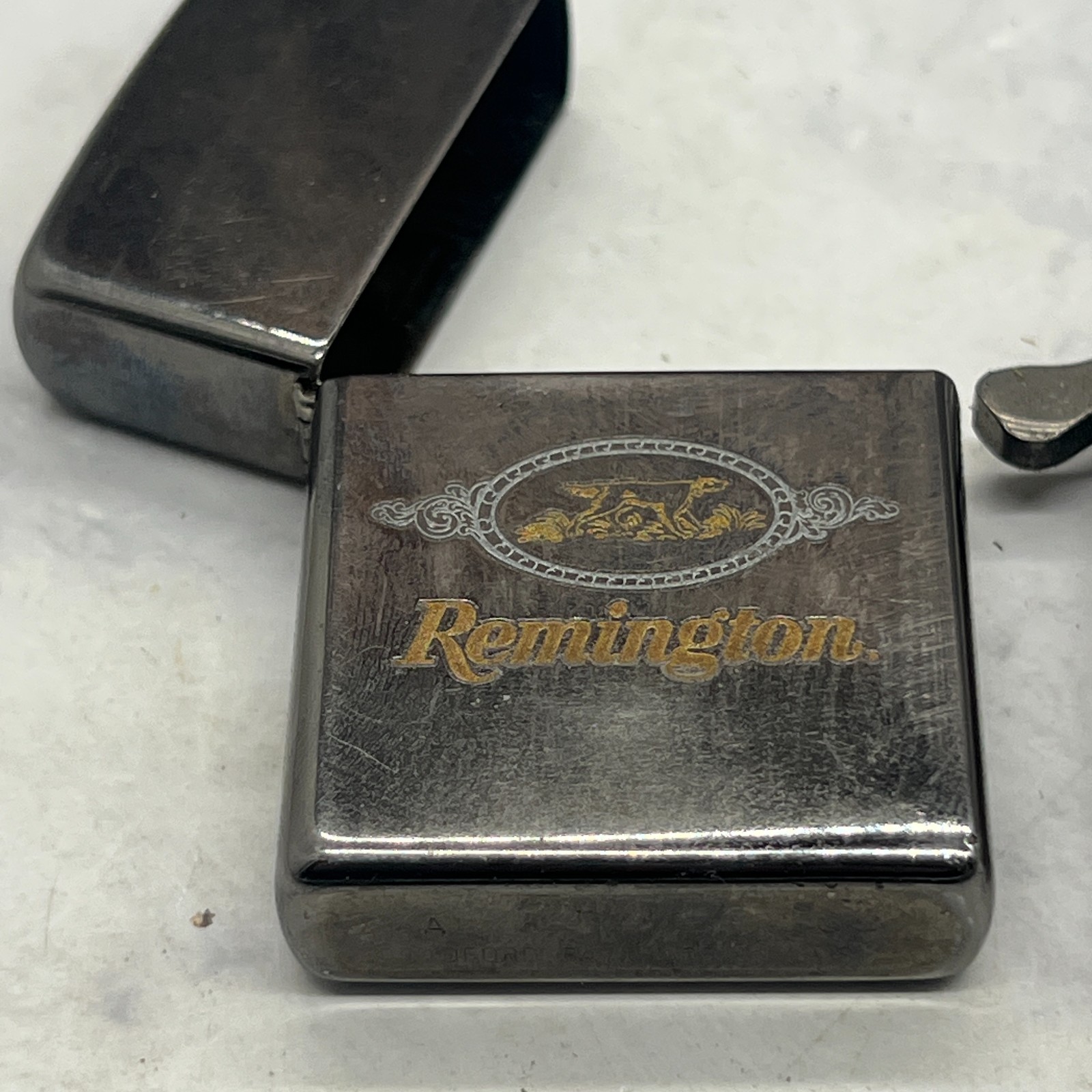 ZIPPO 2005 REMINGTON ARMS HUNTING DOG MIDNIGHT CHROME WINDPROOF LIGHTER