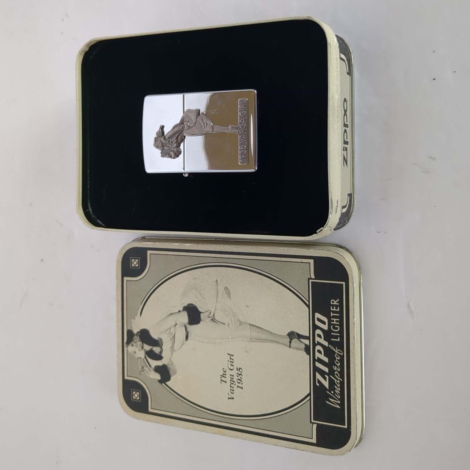 ZIPPO LIGHTER „THE VARGA GIRL 1935“ IN ORIGINAL TIN BOX, UNTORCHED/UNUSED