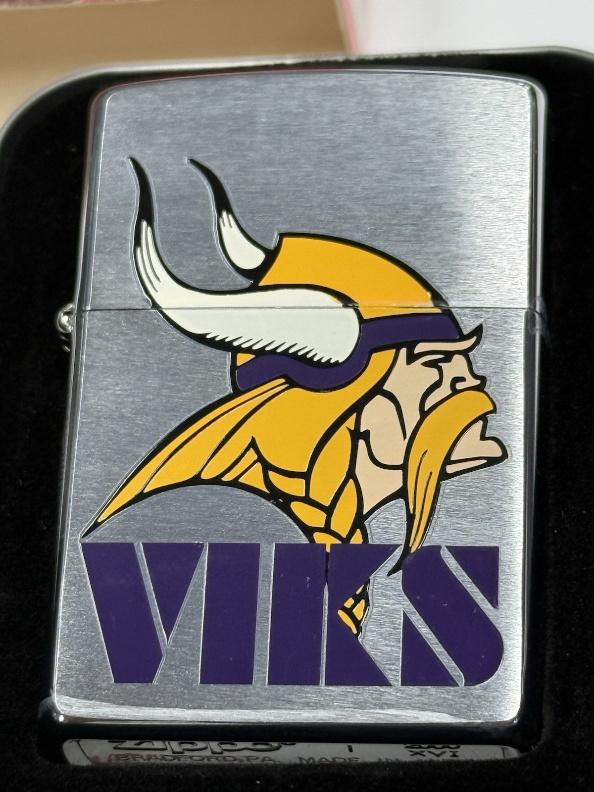 ZIPPO 2000 MINNESOTA VIKINGS NFL FOOTBALL LIGHTER UNFIRED IN BOX 136
