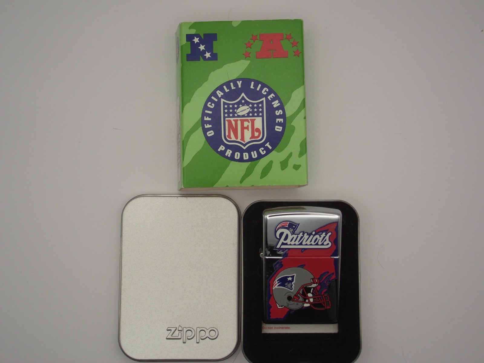 Vintage Zippo Lighter New England Patriots New with 6 flints