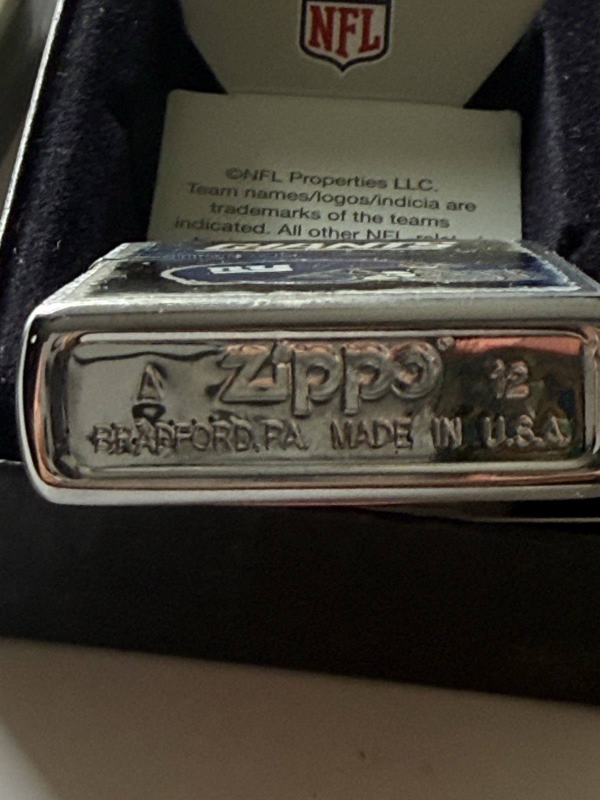 ZIPPO 2012 NFL FOOTBALL NEW YORK GIANTS LIGHTER SEALED IN BOX G218