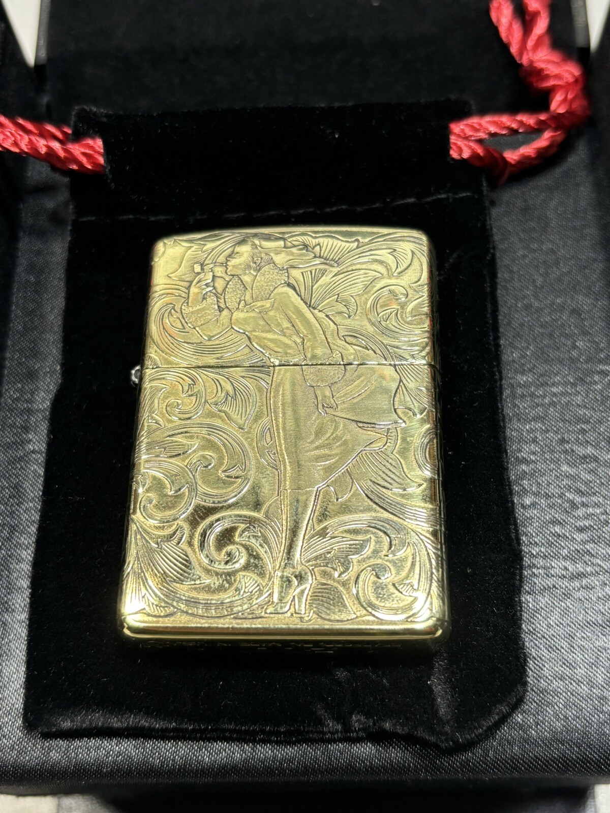 RARE Zippo Armor 4-side 1935 Varga girl Zippo Lighter With Exquisite Zippo Box