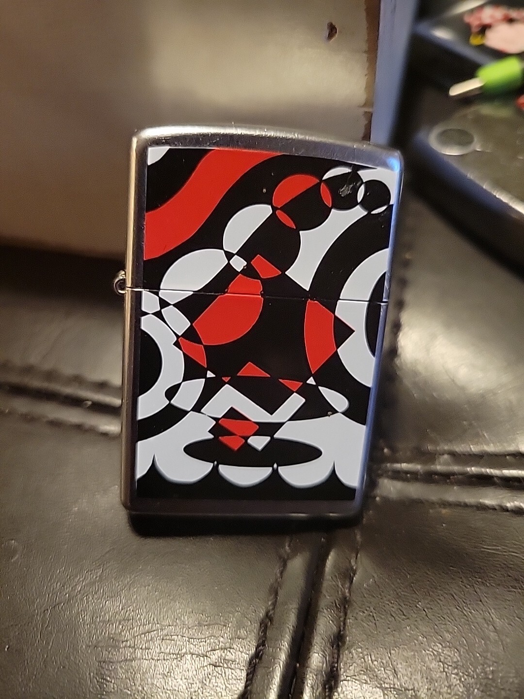 Zippo Lighter „Red Black and White Pattern 2004“ Design
