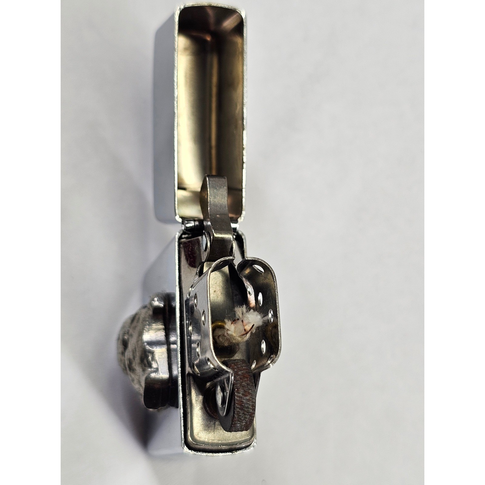 Zippo Bulldog Emblem Lighter Mens OS Silver Good 1996 Vintage 3D Chrome XII