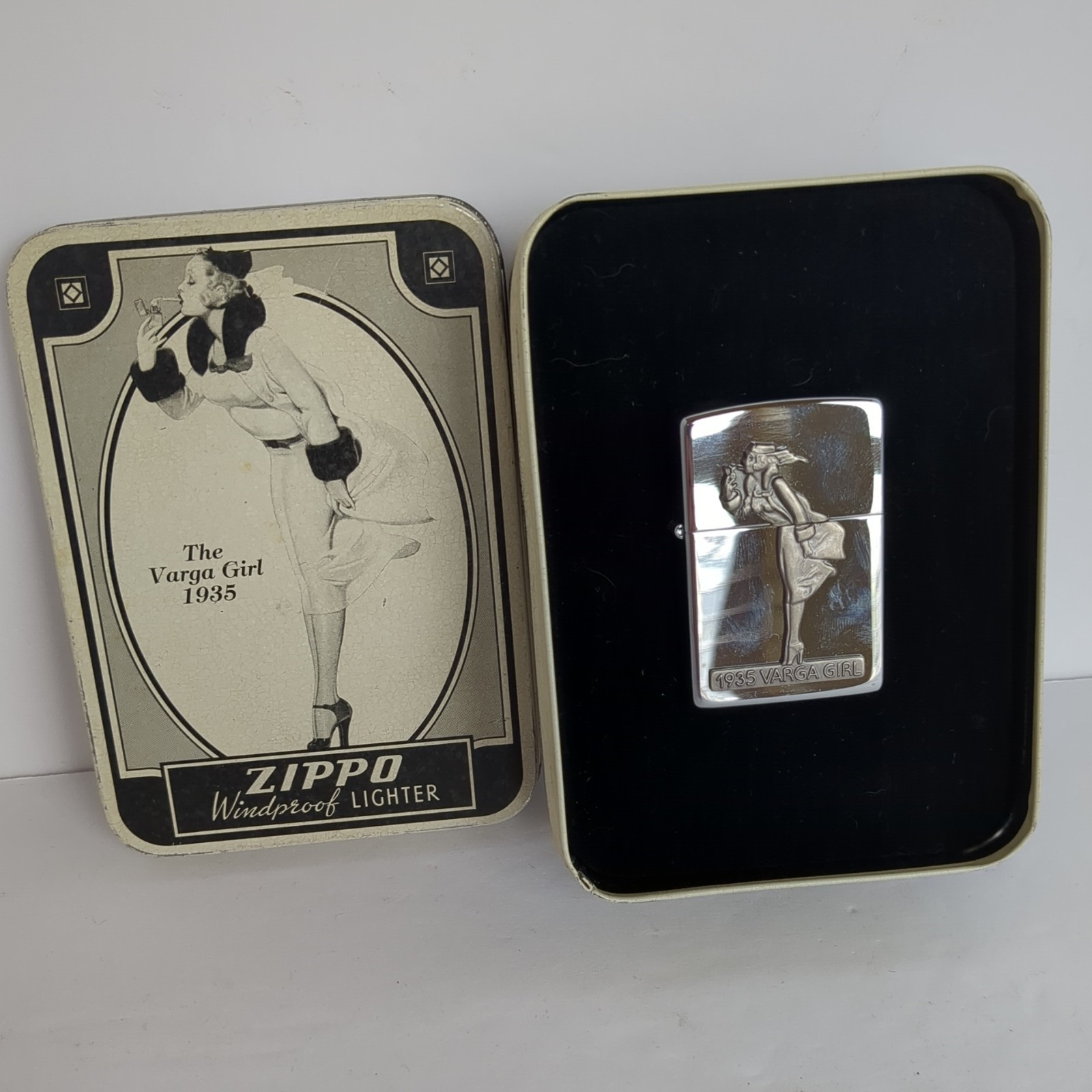 ZIPPO LIGHTER „THE VARGA GIRL 1935“ IN ORIGINAL TIN BOX, UNTORCHED/UNUSED