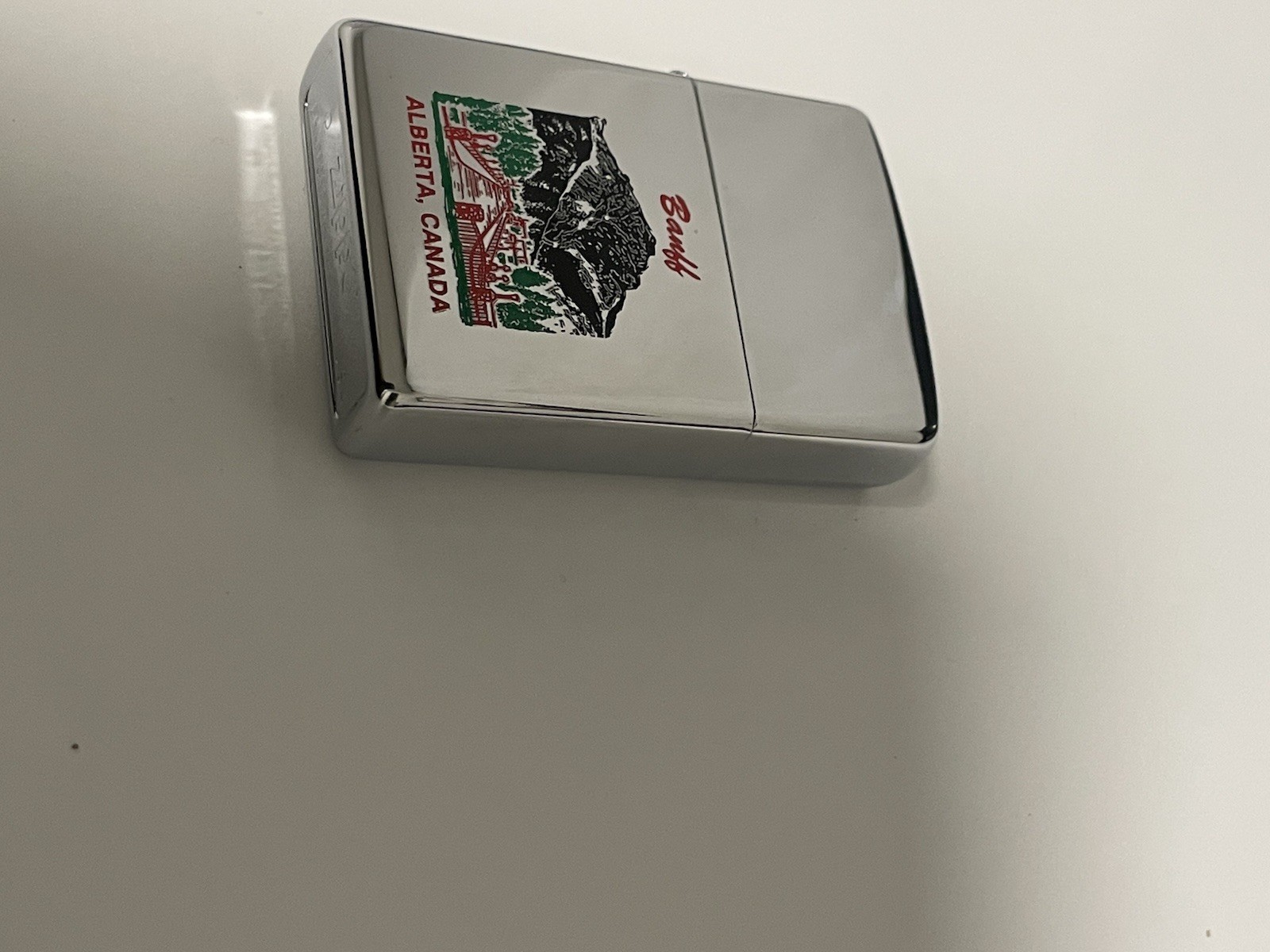 Zippo(2005).New.Unfired.No Fuel. High Polish Chrome.