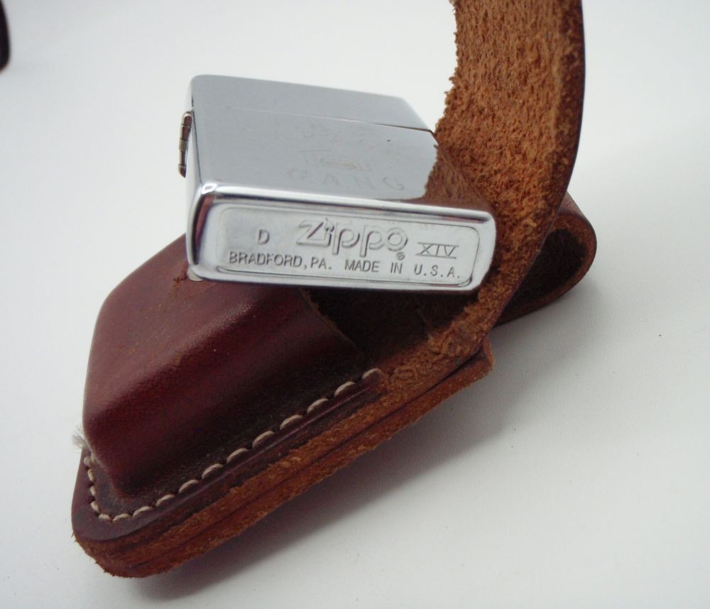 1998 Zippo Lighter with Brown Leather Case Holster Belt Loop „The Garage Gang“
