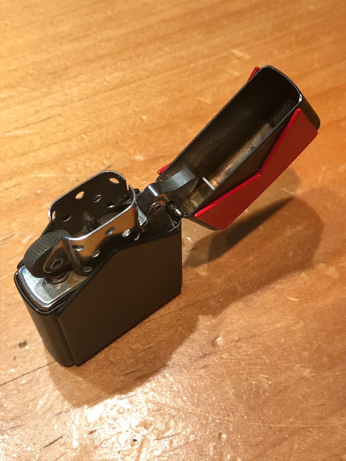 VINTAGE MARLBRO RED ROOF ZIPPO CIGARETTE LIGHTER MADE IN BRADFORD PA. U.S.A!!!