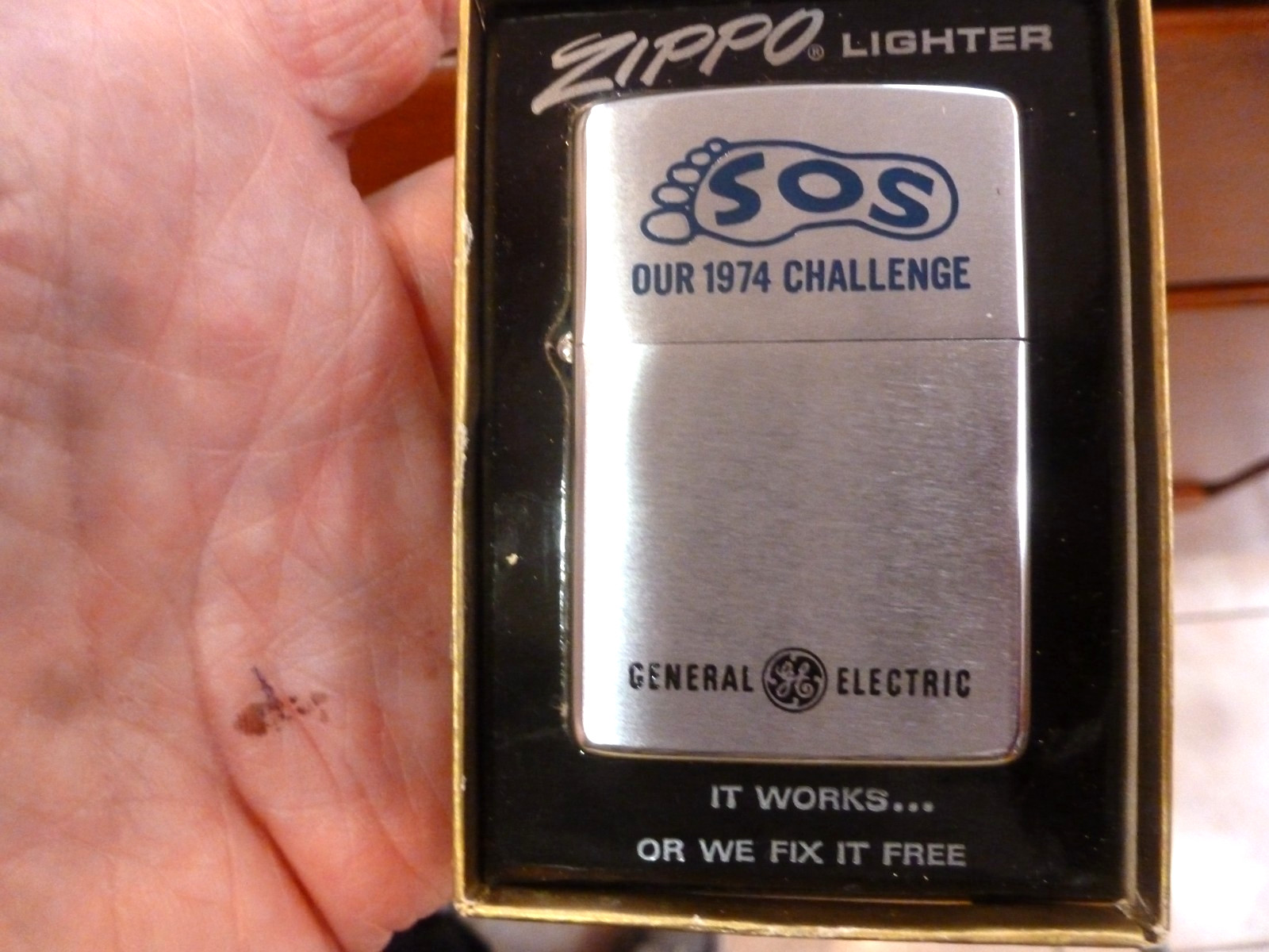 1974 ZIPPO GENERAL ELECTRIC „SOS OUR 1974 CHALLENGE“ LIGHTER MIB MINT IN BOX