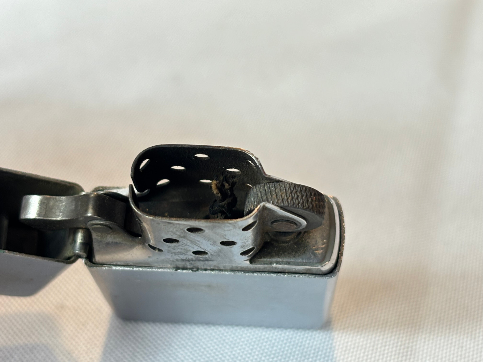 2000 Zippo Lighter Brushed Chrome Hinged Lid Smoking Accessory In Original Box