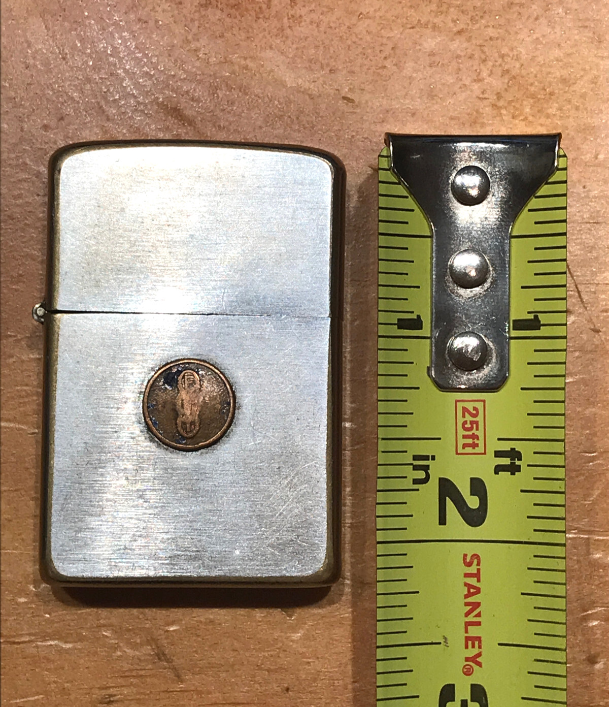 VINTAGE BRUSH CHROME ZIPPO LIGHTER WITH METAL EMBLEM ON THE FRONT PAT. 2517191