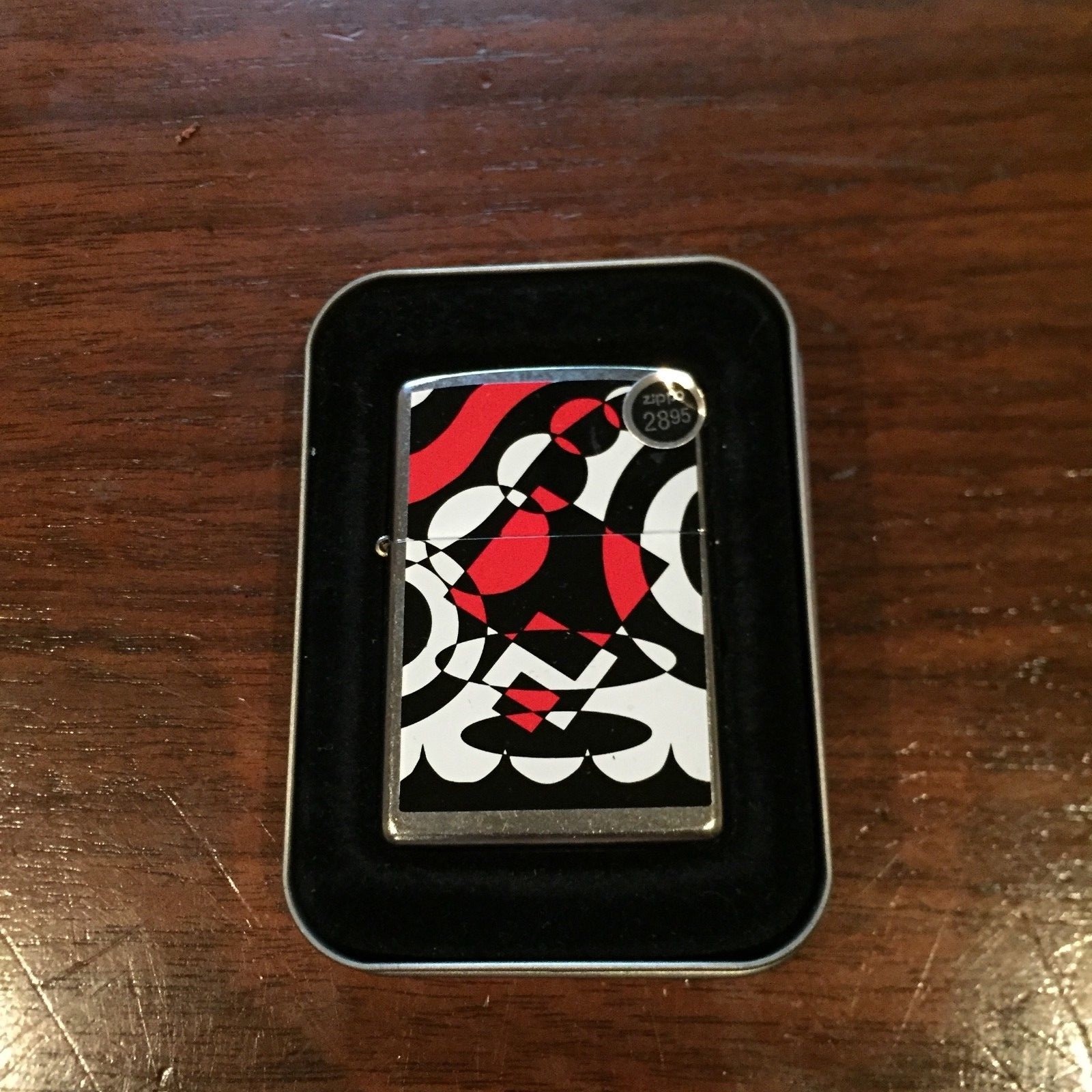 Zippo Lighter „Red Black and White Pattern 2004“ Design
