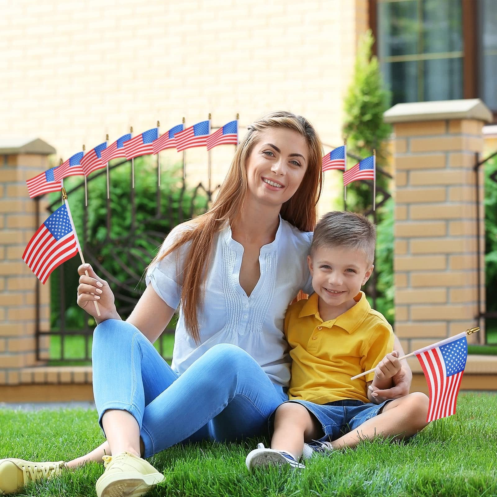 Peryiter 700 Pcs Small American Flags on Stick 4×6″ Mini Handheld USA Flag Po…