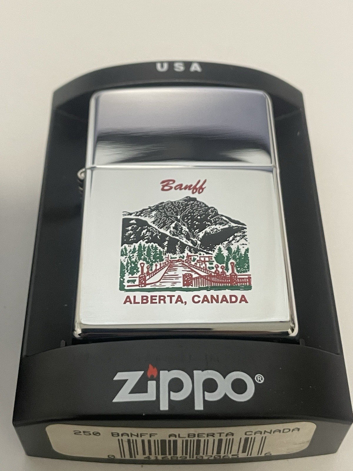 Zippo(2005).New.Unfired.No Fuel. High Polish Chrome.