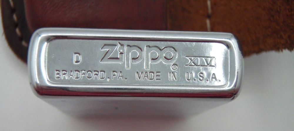 1998 Zippo Lighter with Brown Leather Case Holster Belt Loop „The Garage Gang“