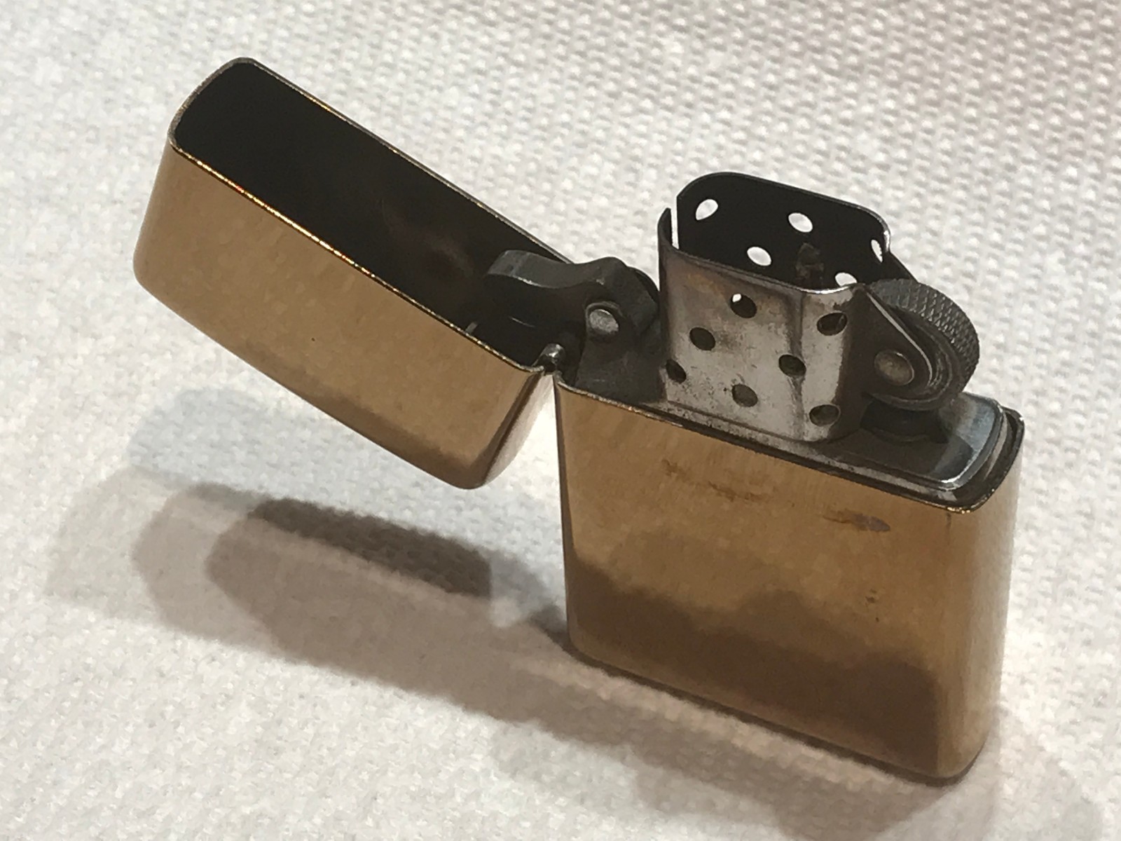 CLASSIC GOLD TONE ZIPPO LIGHTER MADE IN BRADFORD,PA. U.S.A. THE CODE IS D 05