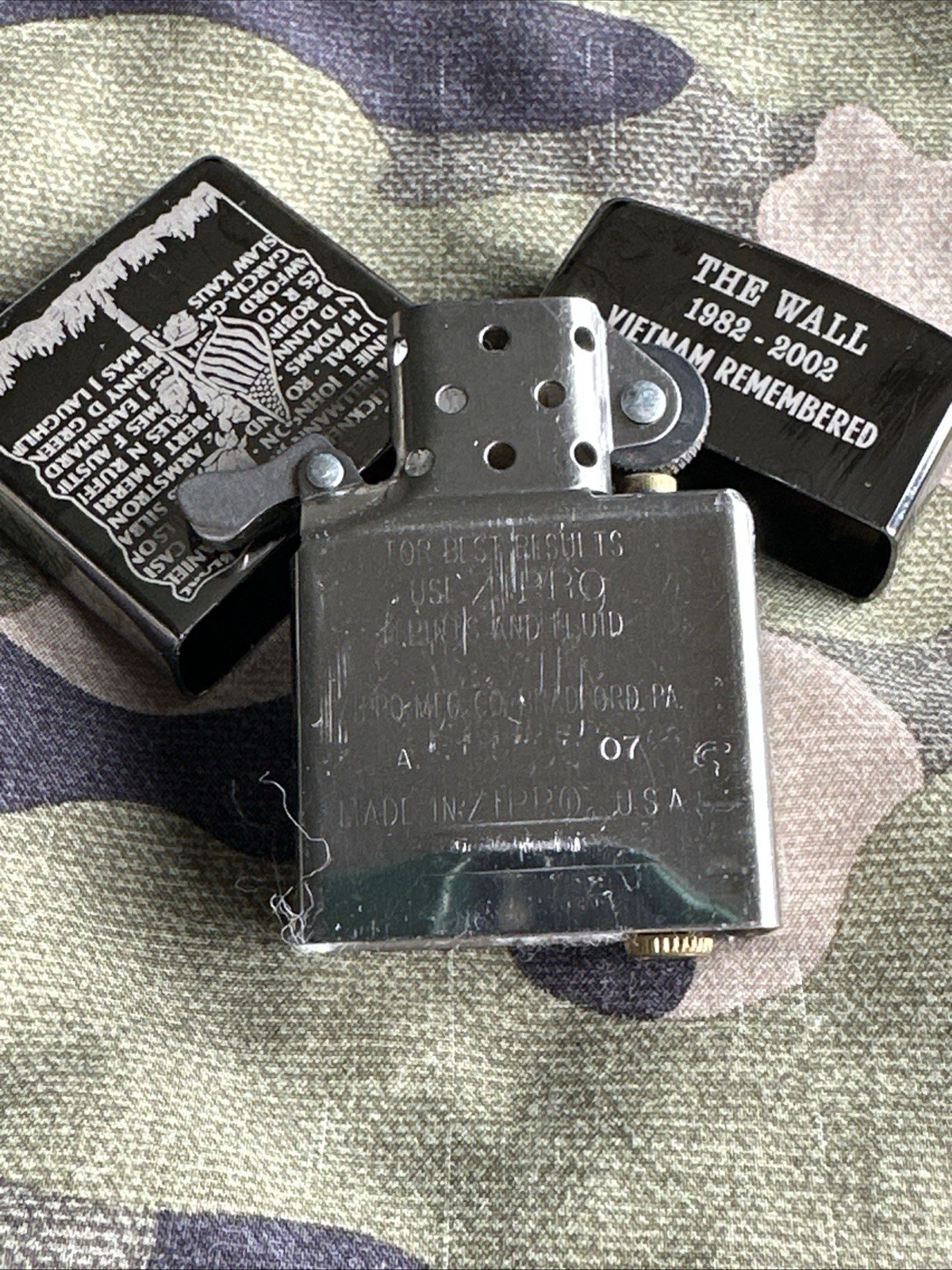 2007 Vintage Zippo Lighter – The Wall – Vietnam Remembered – Midnight Chrome