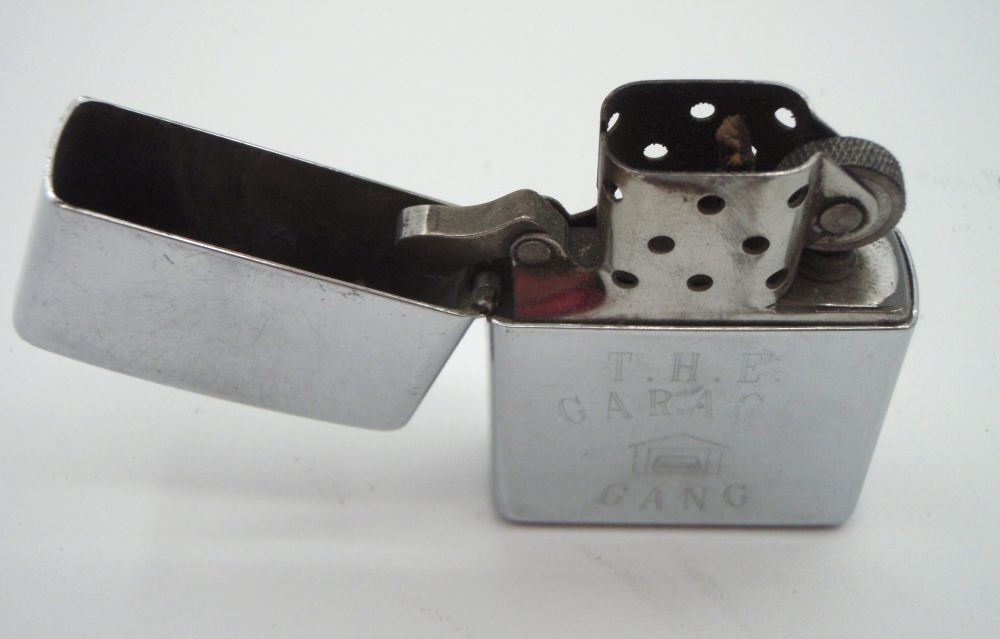 1998 Zippo Lighter with Brown Leather Case Holster Belt Loop „The Garage Gang“