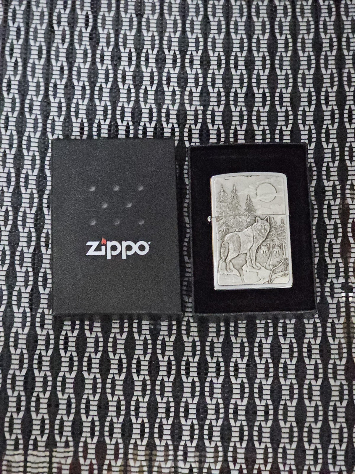 Zippo Windproof Lighter WOLVES IN THE WILD 3D Brushed Chrome NEW IN BOX CiB