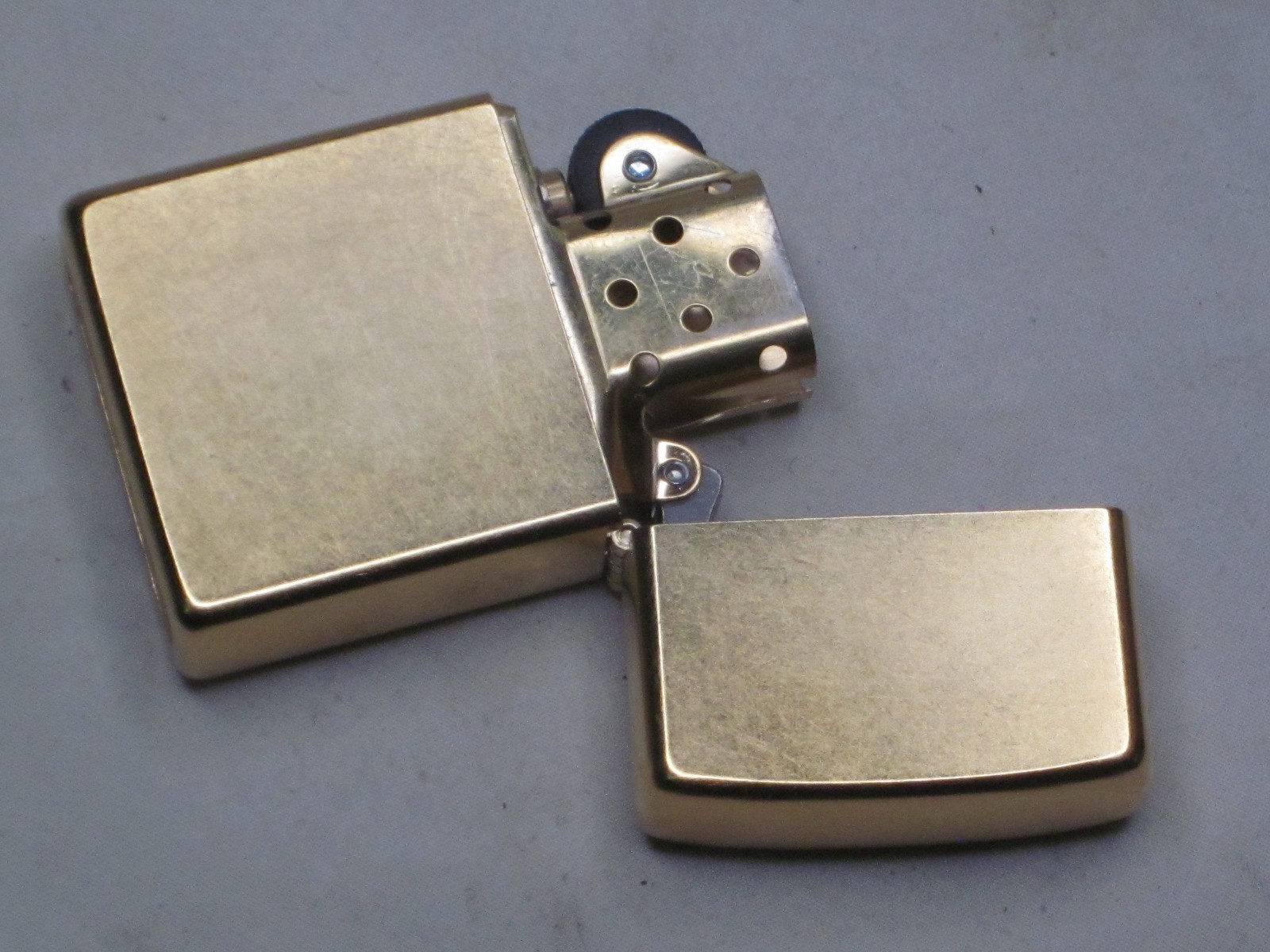 Genuine Zippo Lighter 24193 Retro Flame Gold Dust 2007 unlit w/ box