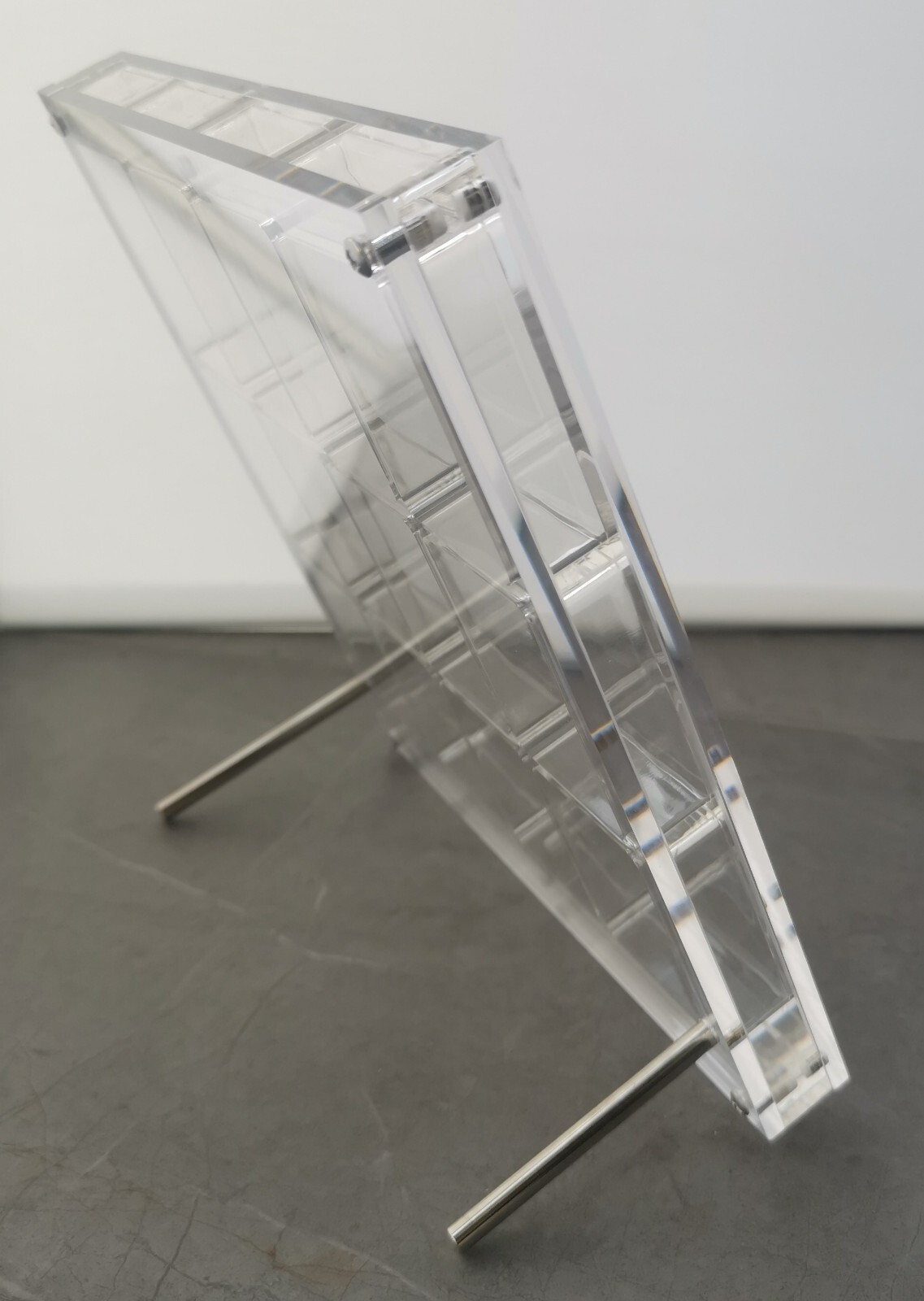 12 Grids Crystal Acrylic Magnetic Display Frame with Stand For Zippo Lighters