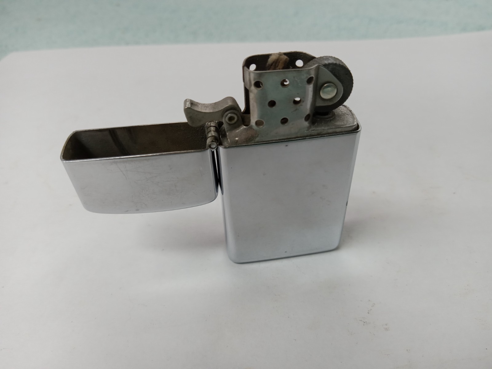 Vintage Zippo High Polish Chrome Lighter( lighter sparks, has flint)