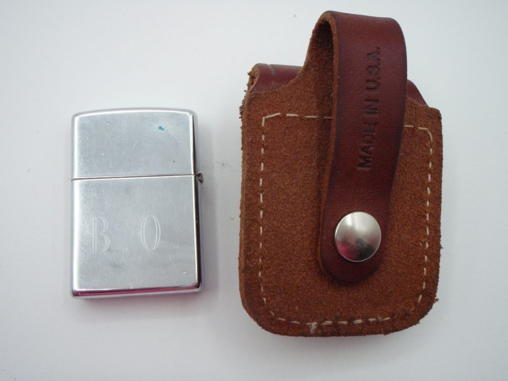1998 Zippo Lighter with Brown Leather Case Holster Belt Loop „The Garage Gang“