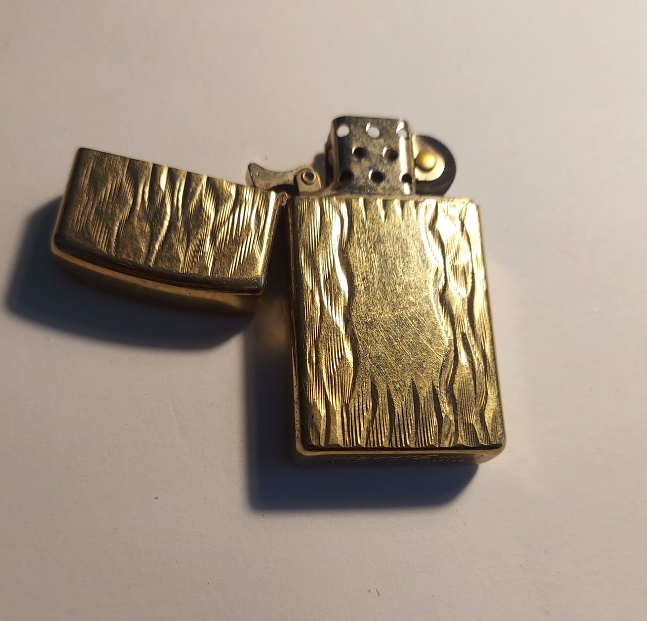 1976 ZIPPO Vintage Cigarette Lighter Collectible – Gold Flame Design