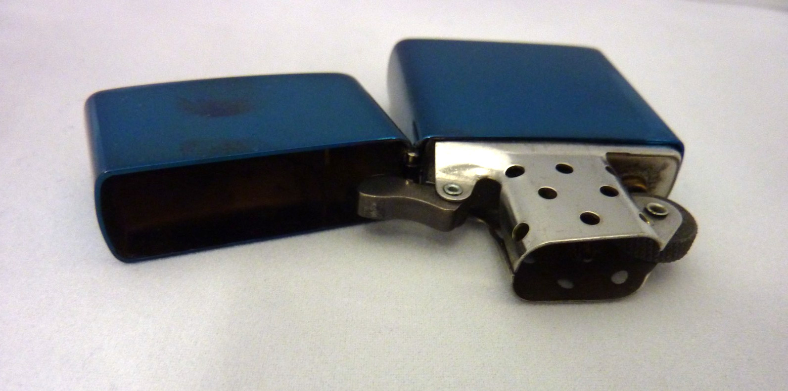 RARE ZIPPO BLUE METALLIC WINDPROOF FLIP TOP LIGHTER IN ORIGINAL BOX