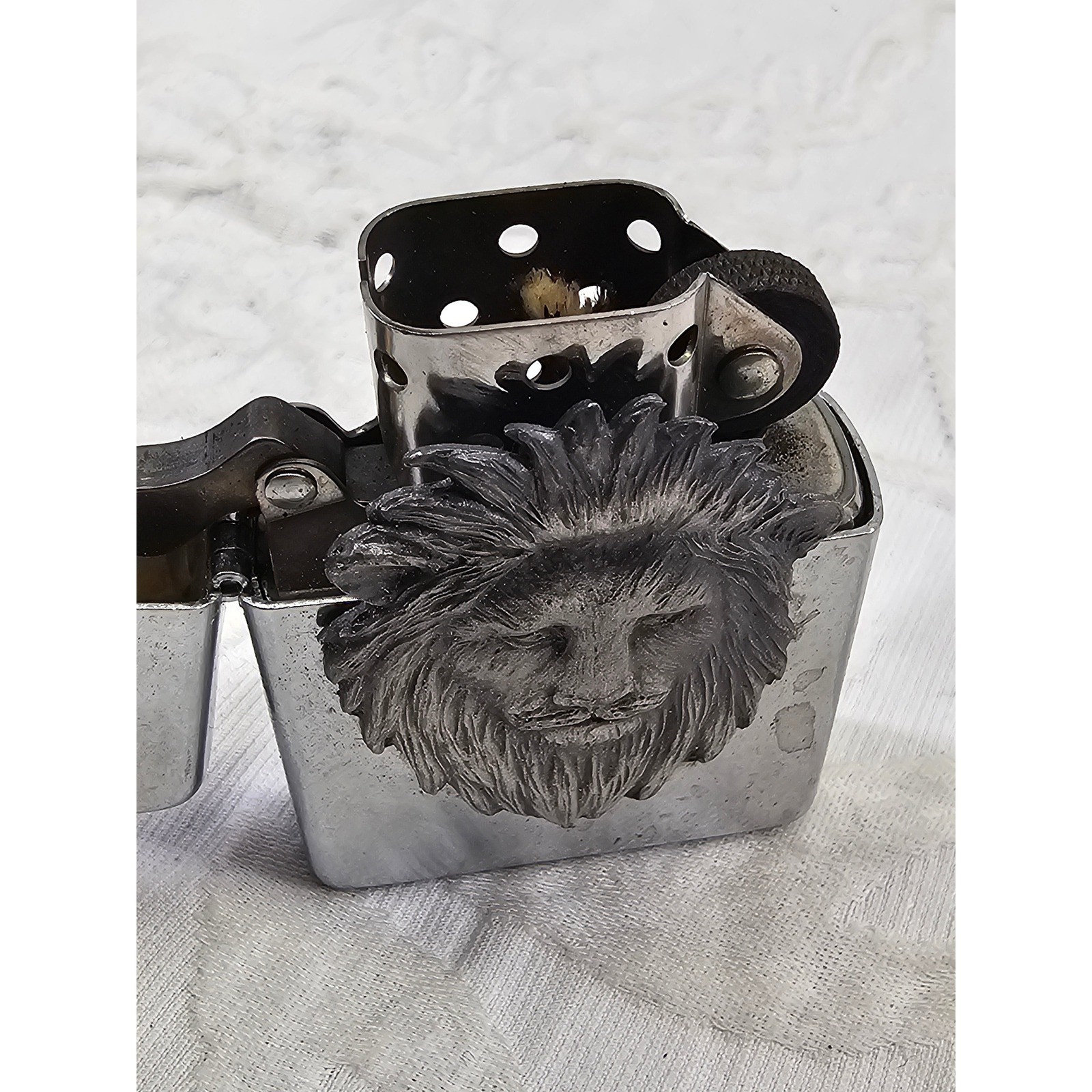 Rare Zippo Lion Head Lighter Mens Silver Good 2002 Vintage 3D Emblem Windproof