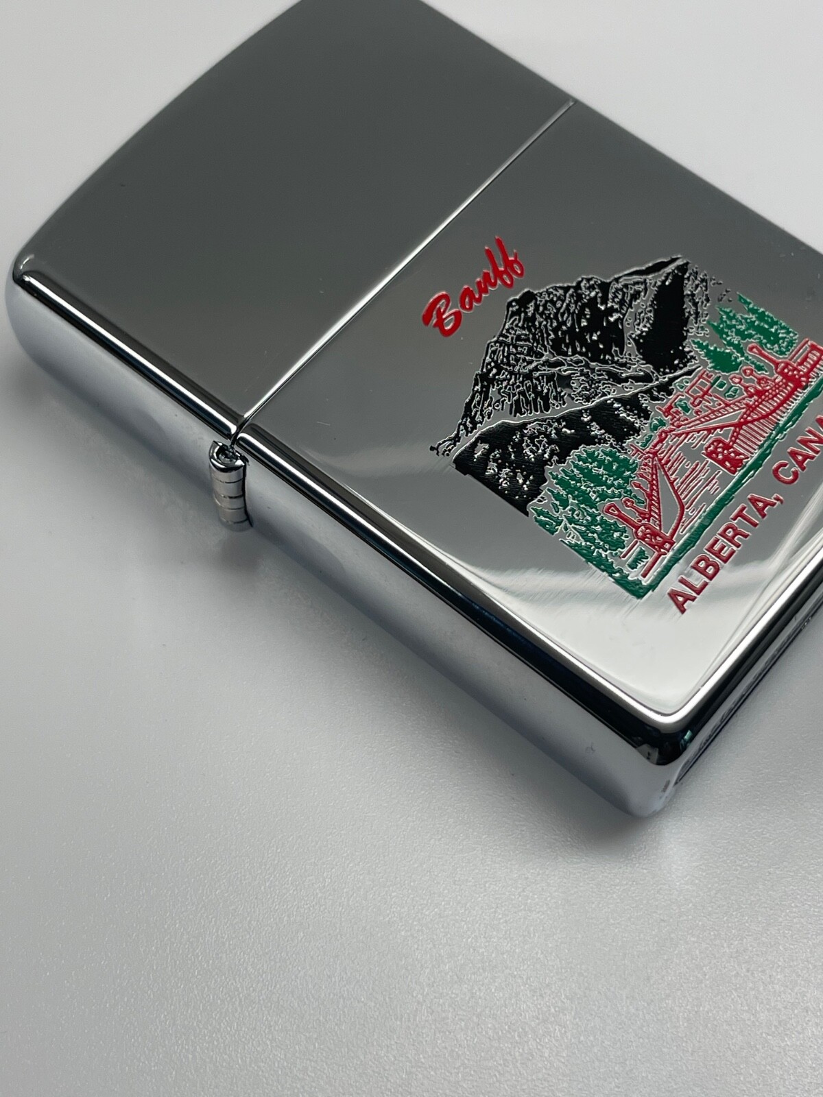 Zippo(2005).New.Unfired.No Fuel. High Polish Chrome.