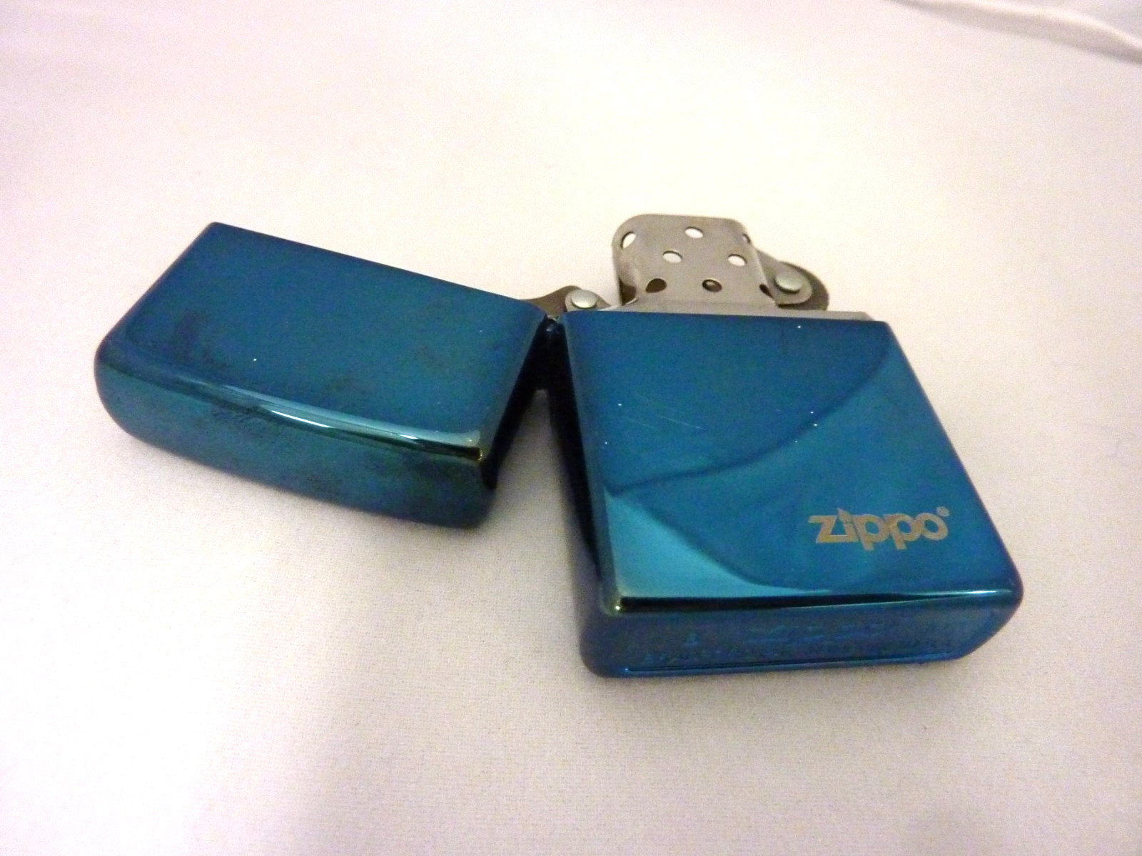 RARE ZIPPO BLUE METALLIC WINDPROOF FLIP TOP LIGHTER IN ORIGINAL BOX