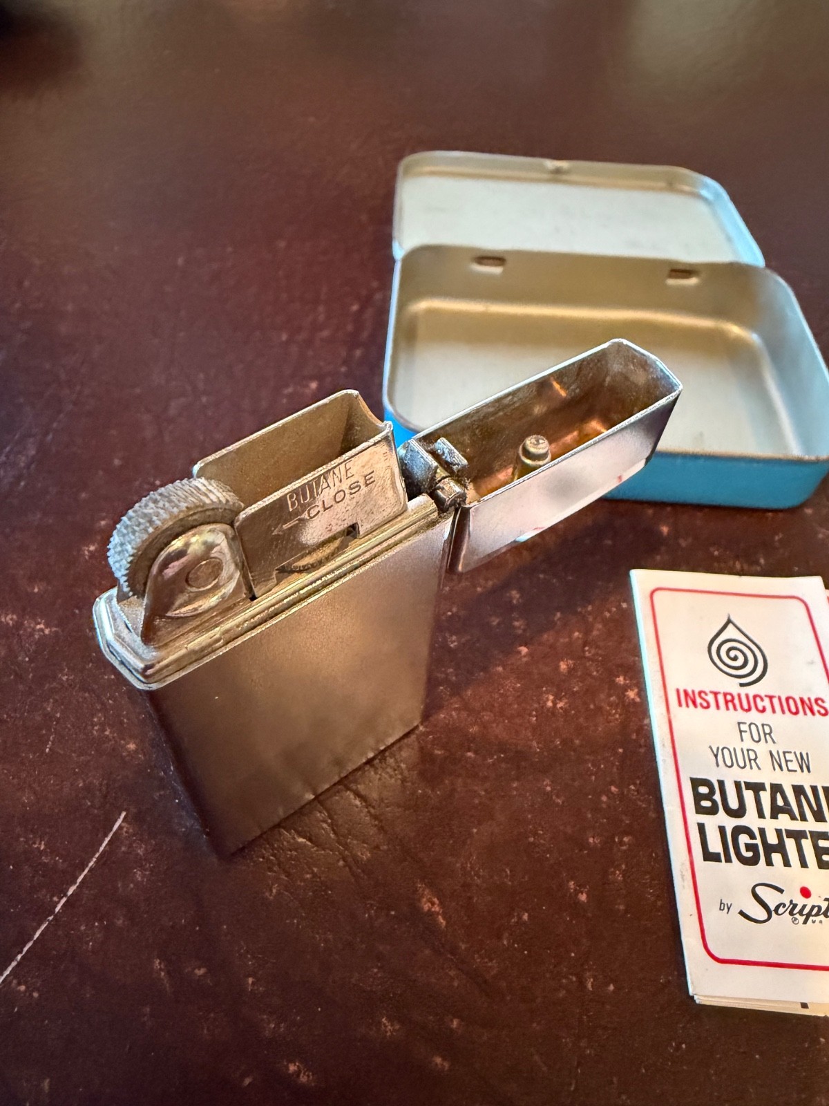 Vintage Scripto Butane Lighter Great Condition 1 1/4″ X 2 1/2 „